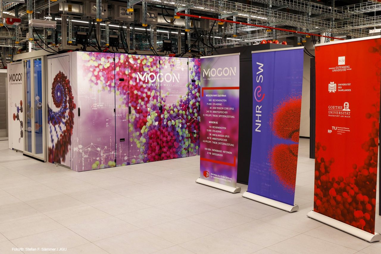 View of the MOGON NHR Süd-West supercomputer in the new JGU data center (photo: Stefan F. Sämmer)